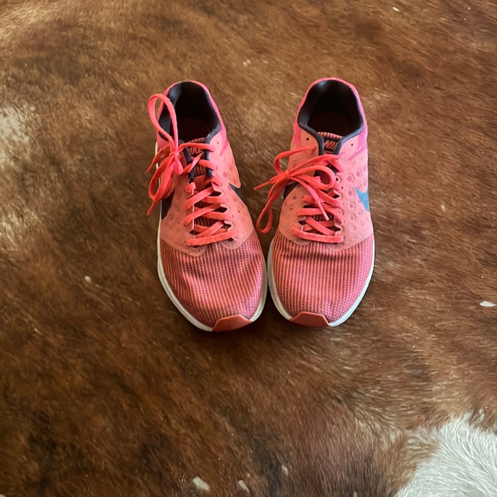 Nike Downshifter 7 - coral & black - size 8